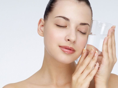 4 b&iacute; k&iacute;p gi&uacute;p trẻ h&oacute;a l&agrave;n da mỗi ng&agrave;y